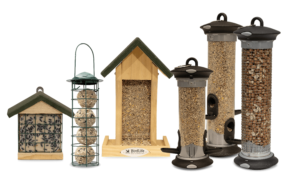 Eine Kollektion von 6 Futterhäusern - ein Energieblockhalter, ein Meisenknödelhalter, ein Saatenfutterhaus, 2 Saaten-Futtersilos und eine Erdnusssäule.