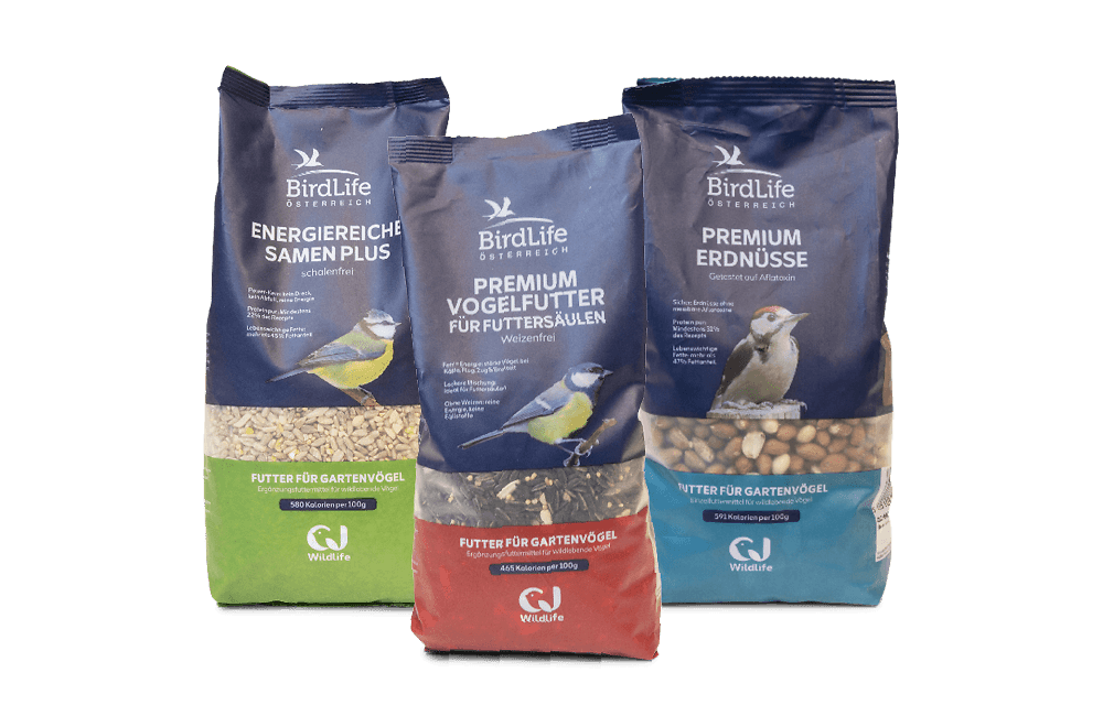 Es sind 3 Packungen abgebildet, die jeweils mit dem BirdLife Österreich Logo verziert sind - zwei Saatenmischungen und eine Packung mit Erdnüssen