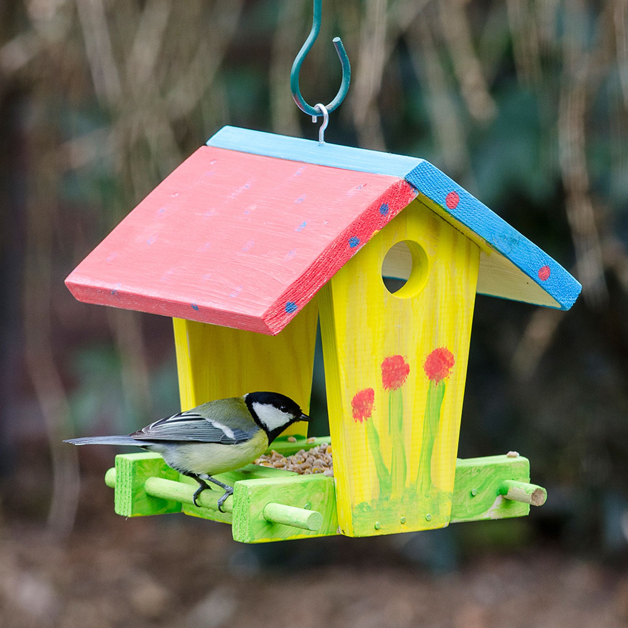 Een kleurrijk beschilderd vogelhuisje.