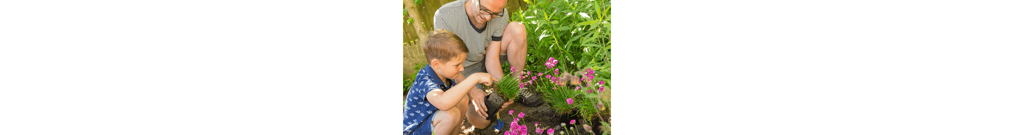 Kleines Insektenhotel auf Pfahl