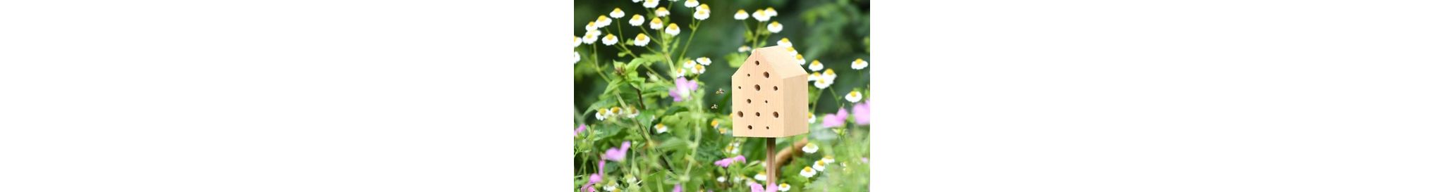 Kleines Insektenhotel auf Pfahl