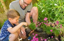 kinderen_in_de_natuur_planten