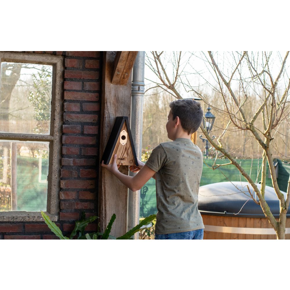 Hanging up a nest box