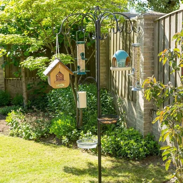 Verschillende voedersystemen hangen aan een paal