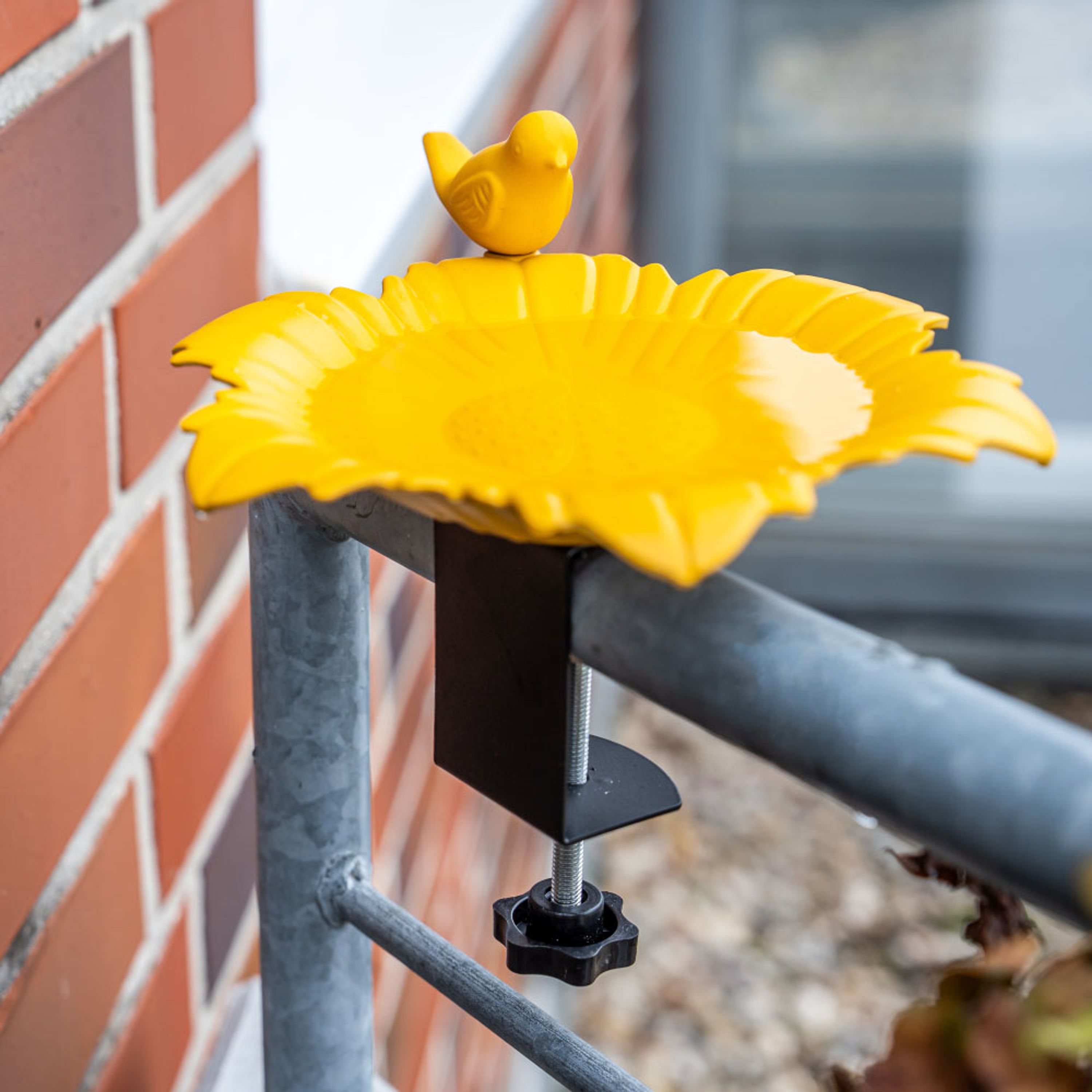 Comparer les prix de Abreuvoir pour balcon - Balus - Jaune Ocre | CJ Wildlife
