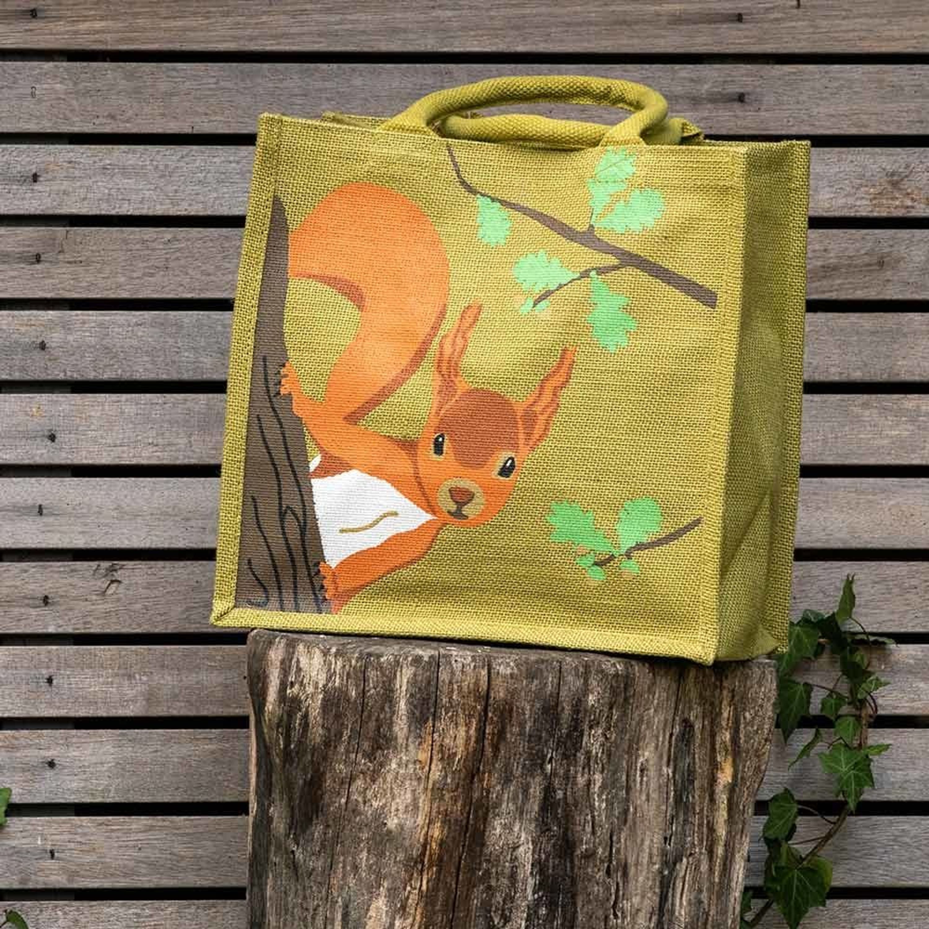 Comparer les prix de Sac de courses en toile de jute imprimé ecureuil | Toile de Jute | Sacs de courses | Illustration Écureuil Arbre | Vivara