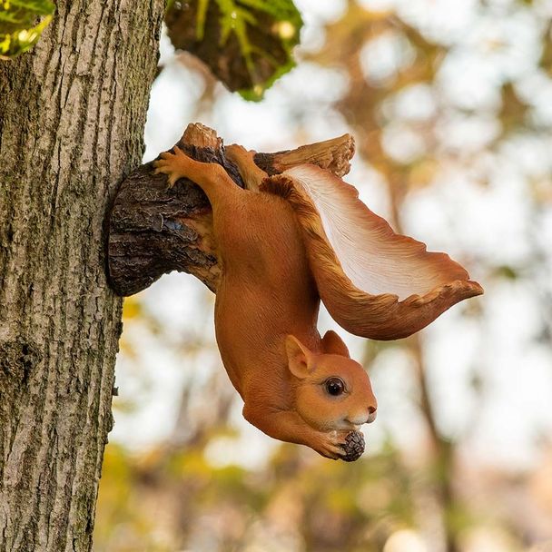 Eichhörnchen an Baum-Vogelfutterspender (Polystone)