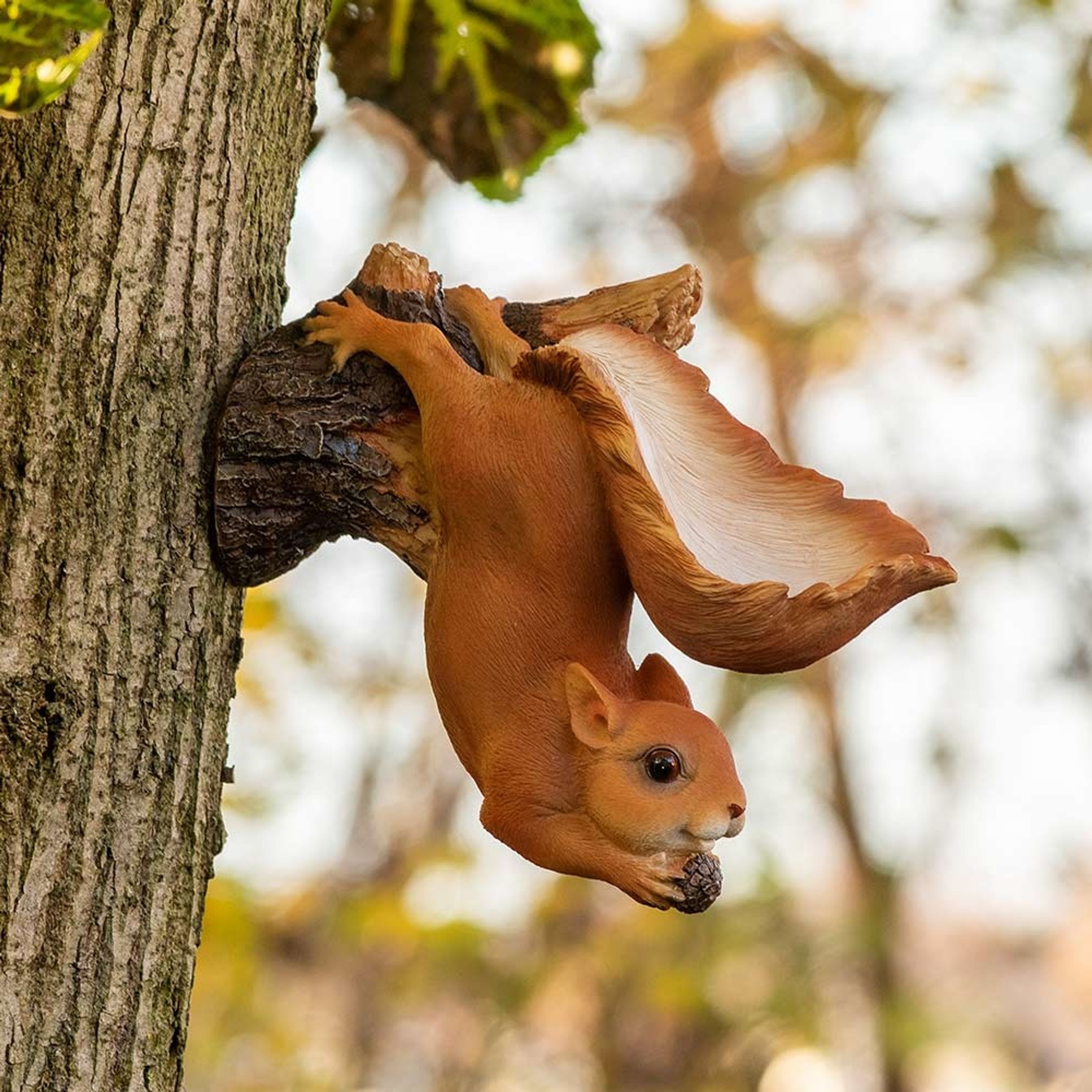 Comparer les prix de Écureuil suspendu au distributeur d’oiseaux (Polystone) | HotAnt