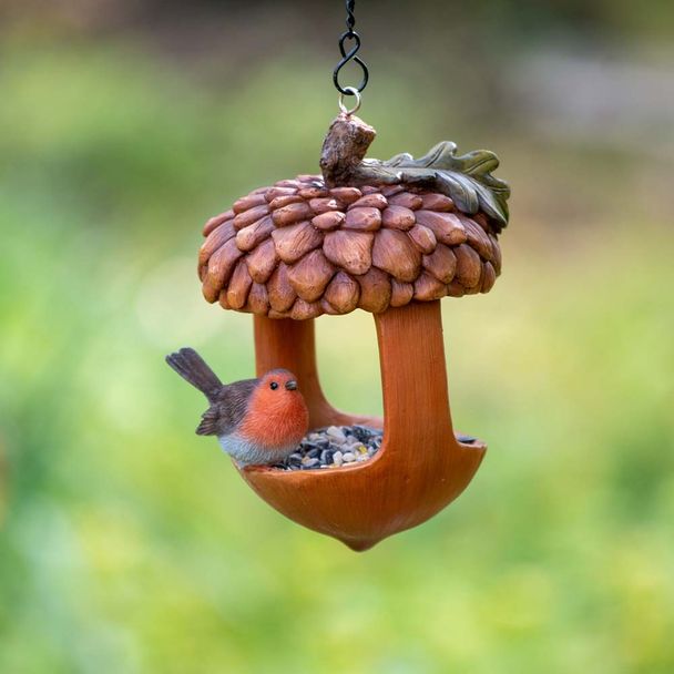 Eichelförmiges Vogelfutterhaus mit Rotkehlchenfigur